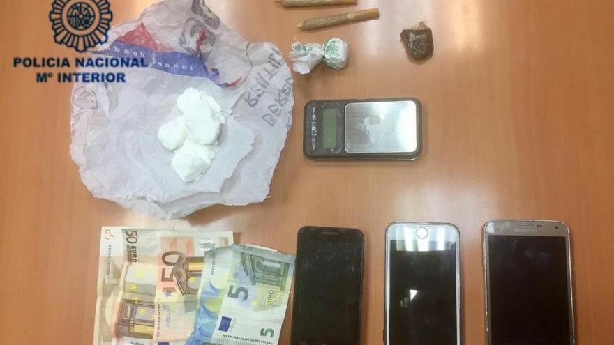 La Policía detiene a una pareja por &quot;trapichear&quot; con droga en Oviedo