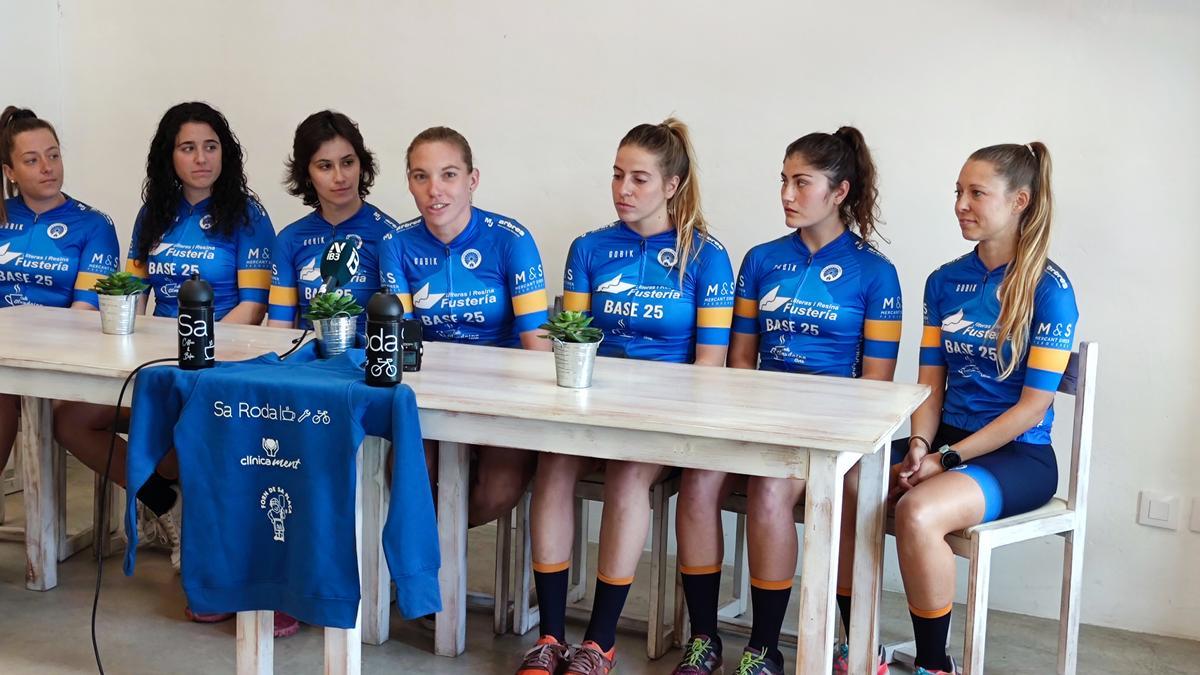 Las siete corredoras que componen el Club Ciclista Artanenc.