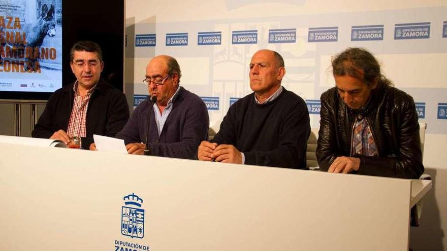 Rafael Caballero, el diputado José María Nieto, Jesús de Gabriel y José Emilio Yanes (Junta) presentan la feria.