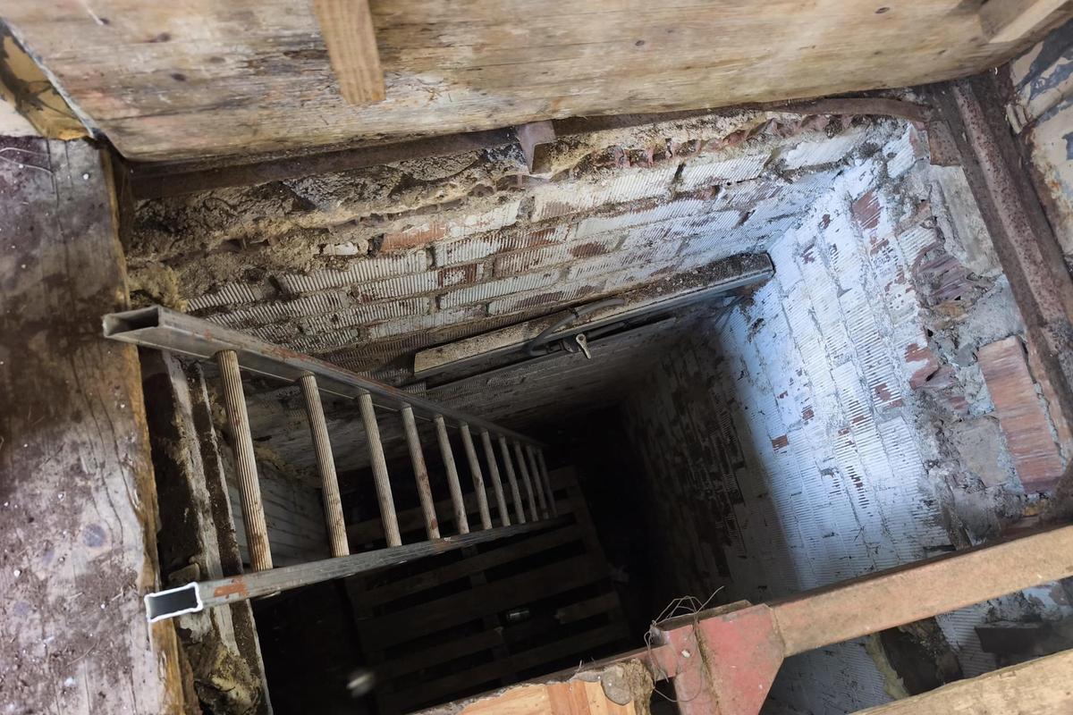 Las escaleras que dan acceso a la plantación en Cassà