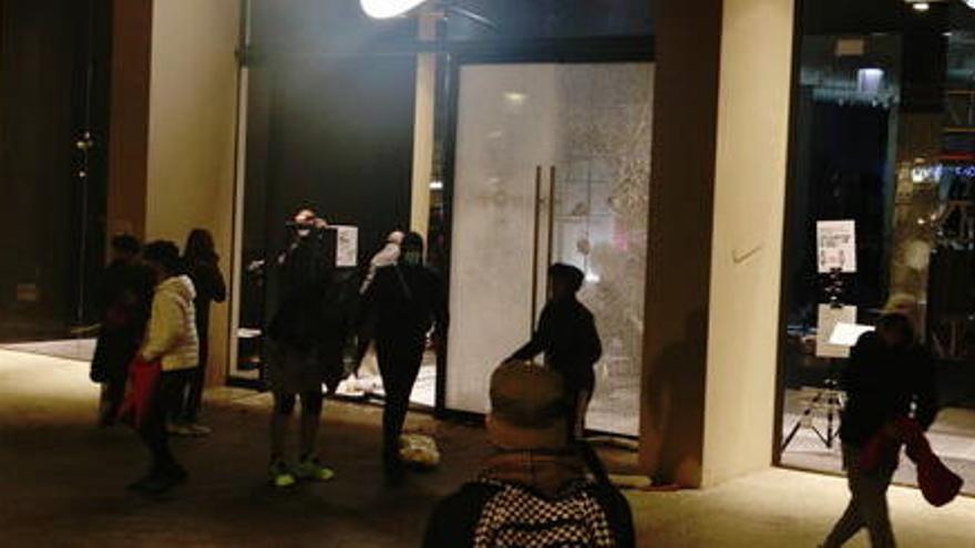 Un grup de joves encaputxats saqueja la botiga &#039;Nike&#039; del centre de Barcelona, el 20 de febrer