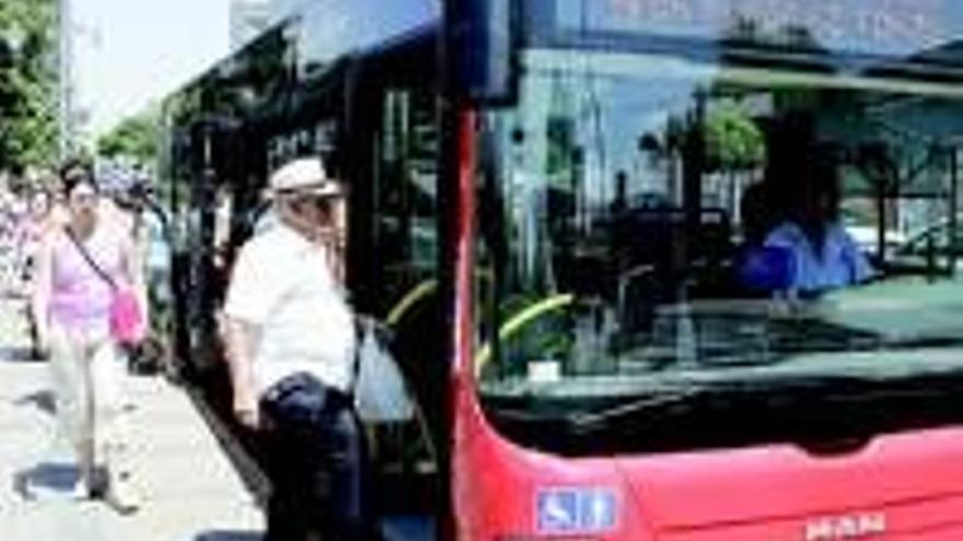 Mayores de 65 años con pocos recursos no pagarán autobús