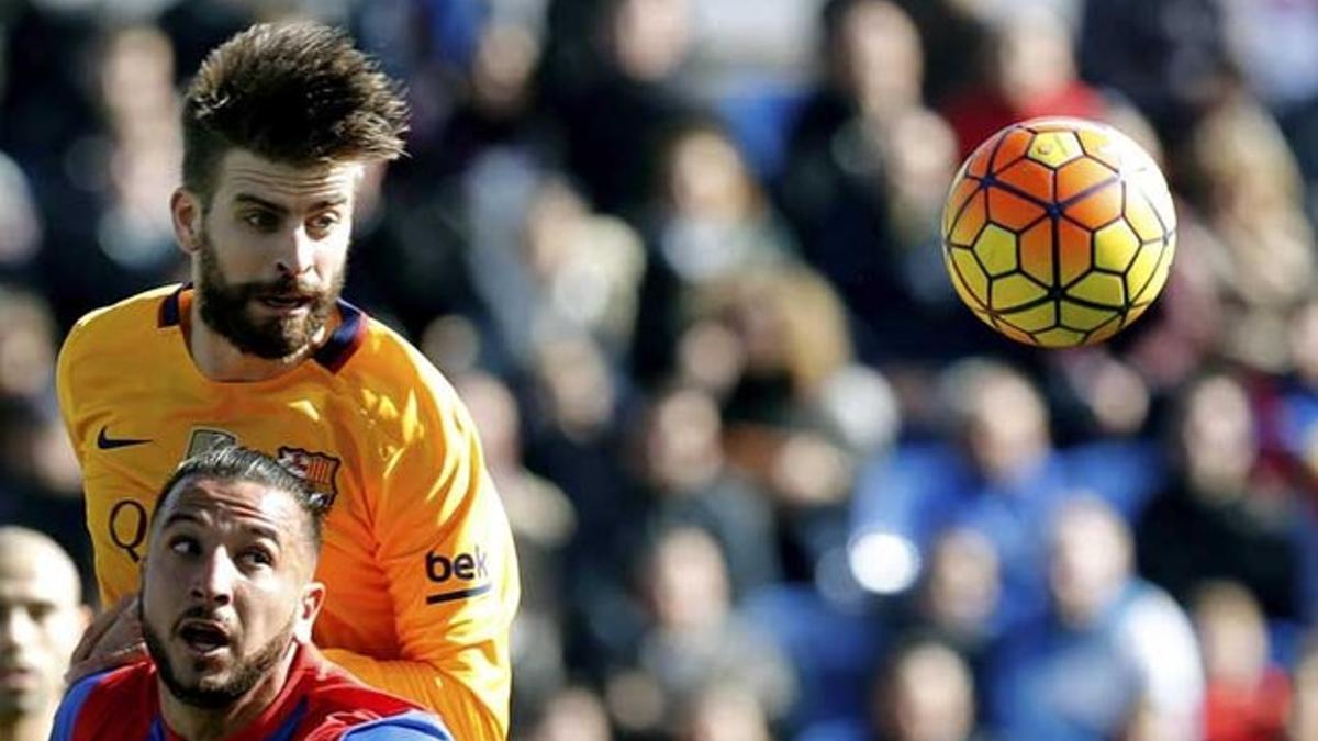 Piqué en una acción del Levante-FC Barcelona (0-2). Contundencia, efectividad y compromiso elevan al central a la categoría de imprescindible