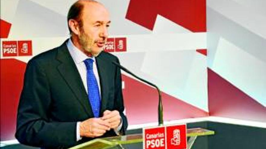 Rubalcaba dice que el silencio de Rajoy le invalida como presidente