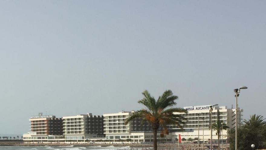 Sombrillas, hamacas, bañistas y gente tomando el sol en las playas de Alicante