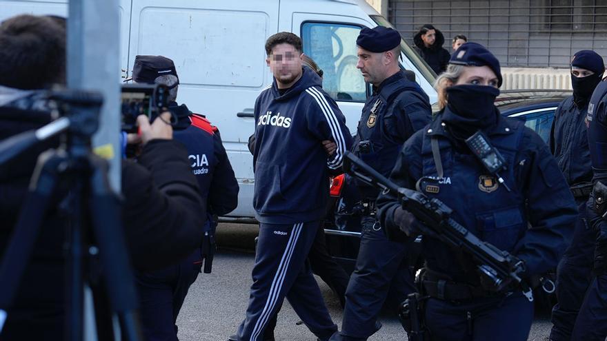Los Mossos despliegan 350 agentes en un dispositivo en La Mina por el tiroteo de enero