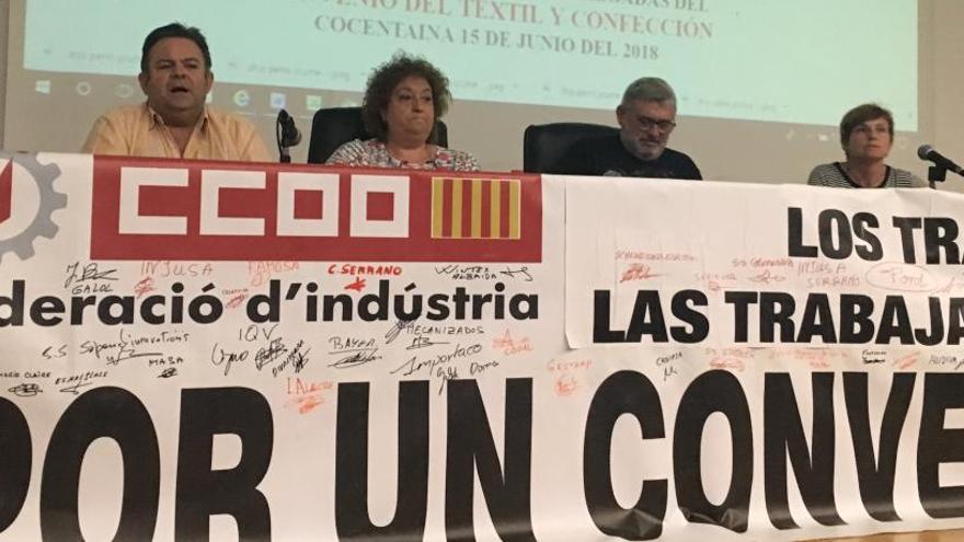 Imagen de una asamblea del sindicato CCOO en Cocentaina sobre el convenio del textil