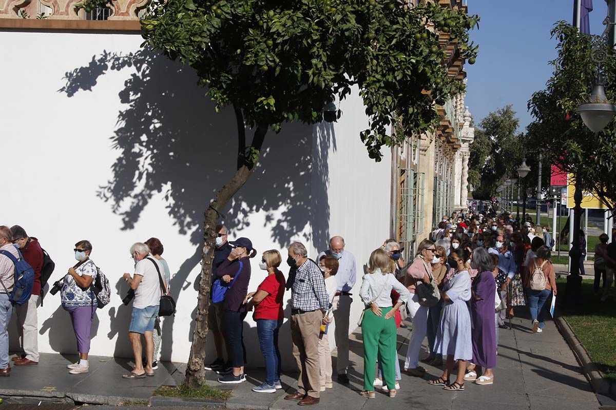 Colas para acceder a la instalación de Diputación