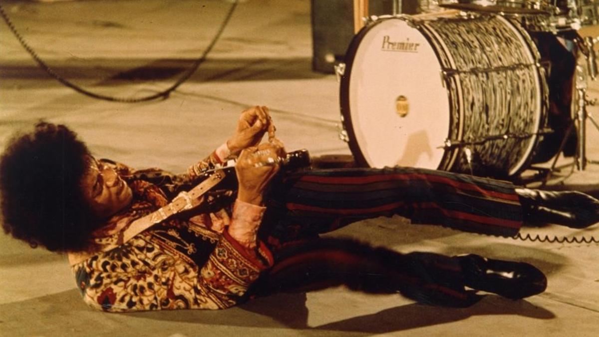 Jimi Hendrix, desbocado con su guitarra.