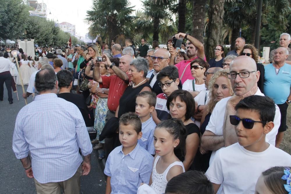 Un Cristo entre el fervor de la multitud. // Santos Álvarez