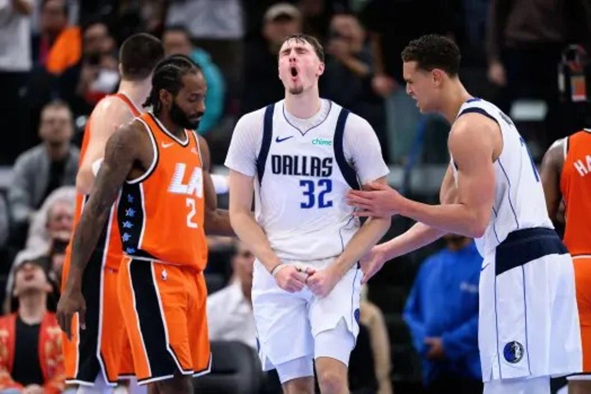 Flagg celebrates an action in the victory against the Clippers where he achieved his scoring record in his first year in the NBA