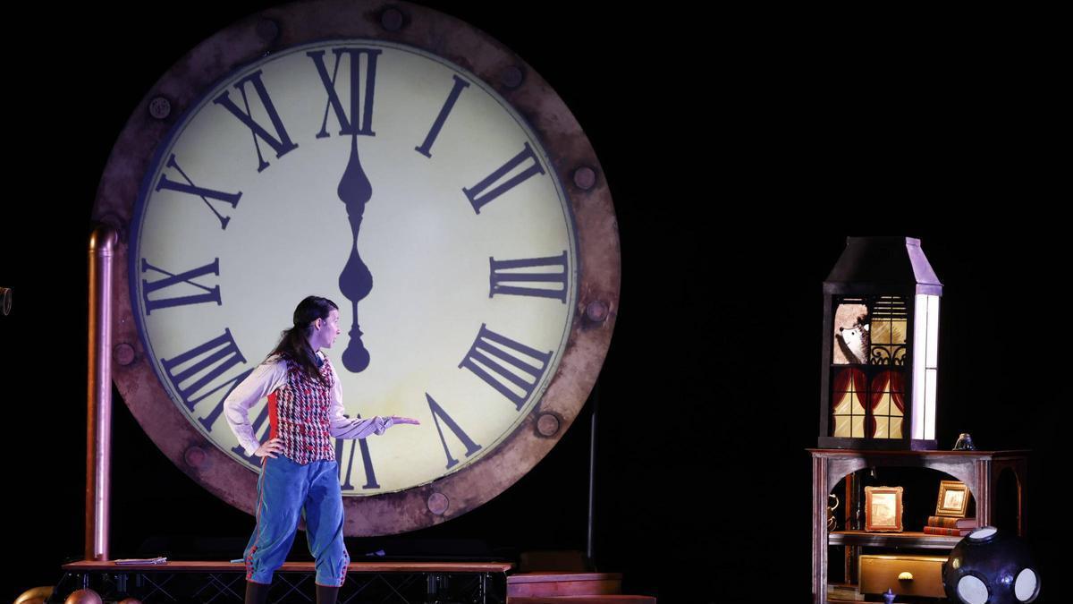 EN IMÁGENES: Función escolar sobre Julio Verne en Avilés