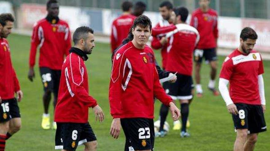 Héctor Yuste, una de las claves de la recuperación del Mallorca, en un entrenamiento esta semana en Son Bibiloni.