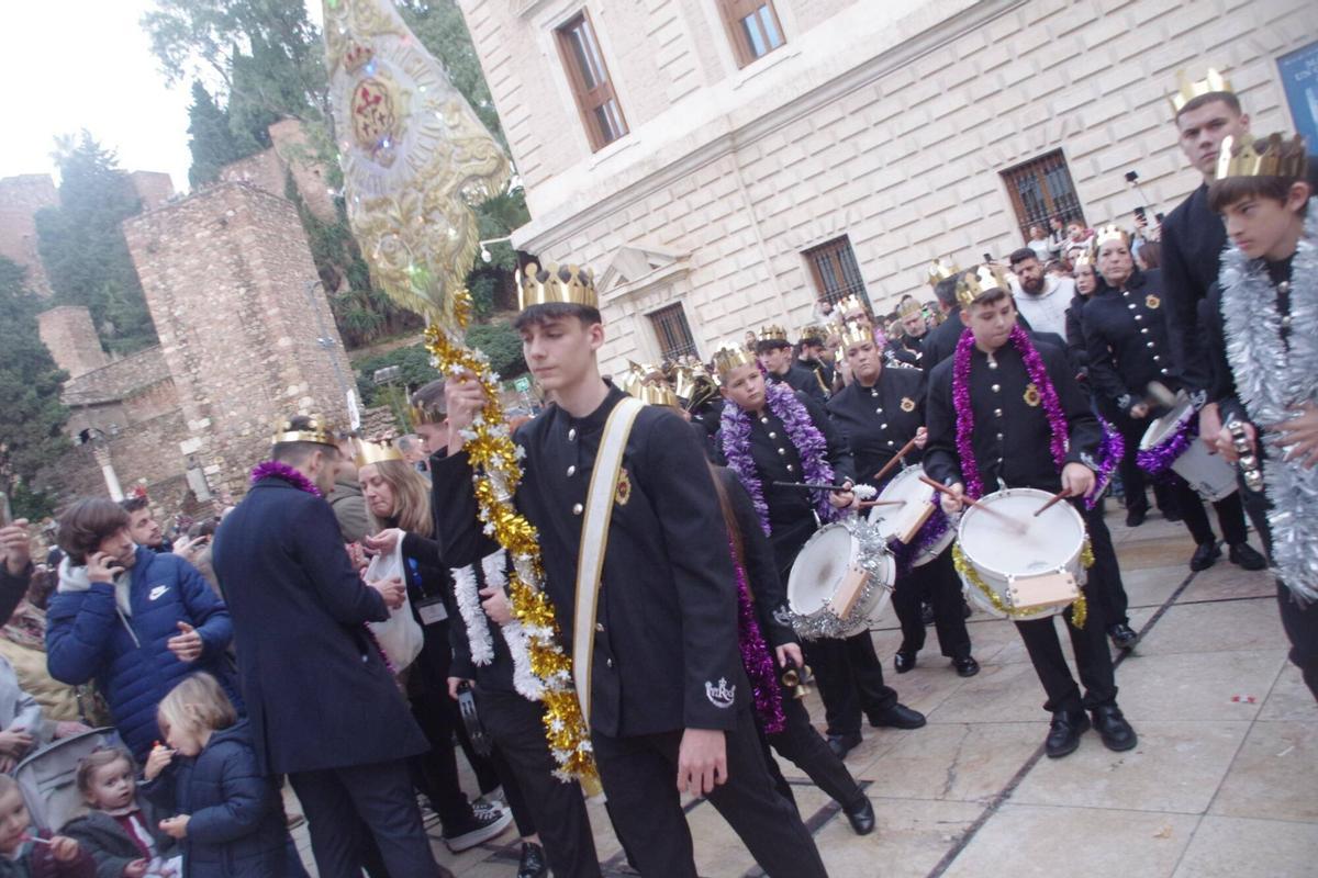 El Heraldo de los Reyes Magos recorrió las calles del Centro de Málaga acompañado de dos bandas de música, recogiendo cartas y encontrándose con los malagueños