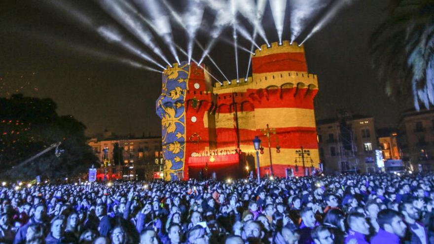 La Real Senyera proyectada sobre las torres de Serranos.