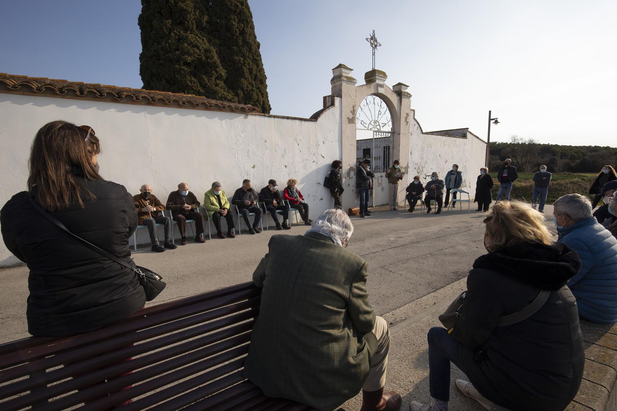 Reunió veïnal a Pontós sobre la rehabilitació i arranjament del cementiri local