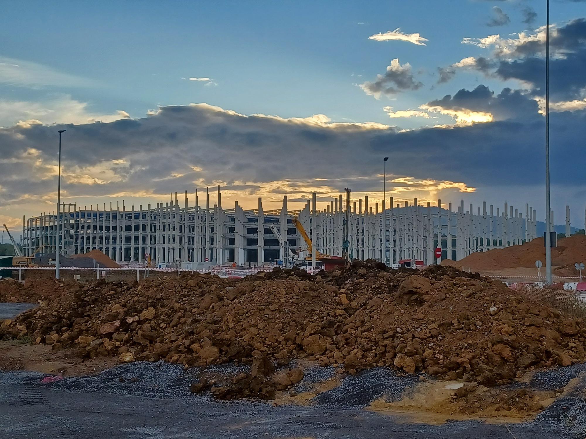 Amazon apura el montaje de su gran nave de Siero