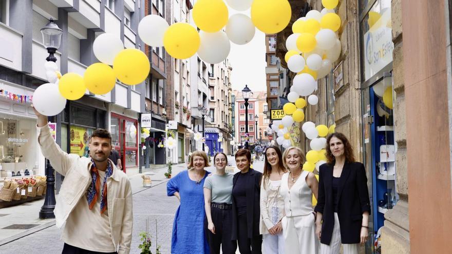 El vestido floral de la calle San Antonio &quot;encandila&quot; al Centro: &quot;Hubo más movimiento que nunca&quot;