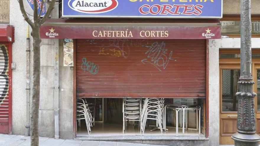 Cafetería cerrada tras la declaración del estado de alarma, en el centro de Vigo. // Alba Villar