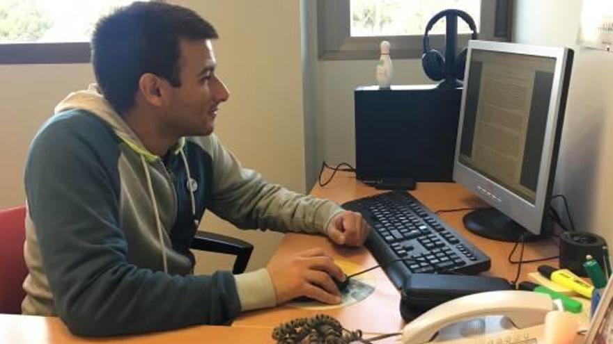 El profesor David González en el Centro de Investigación del Deportes de la UMH.