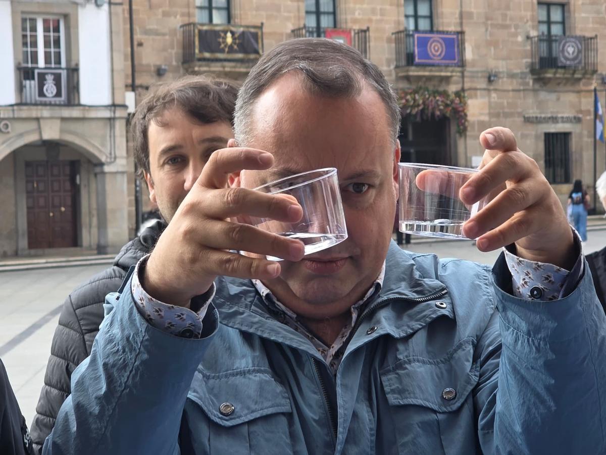 Pelayo García participando en la cata de agua.