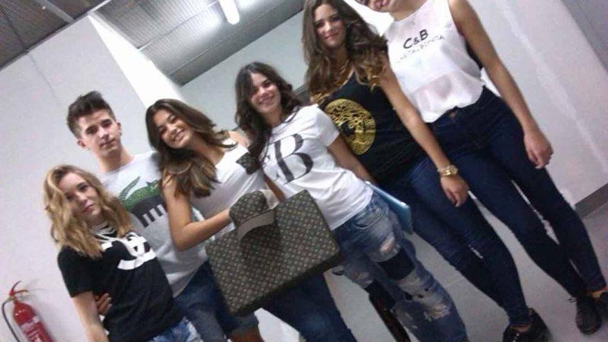 Moda auténtica con lo falso como tema