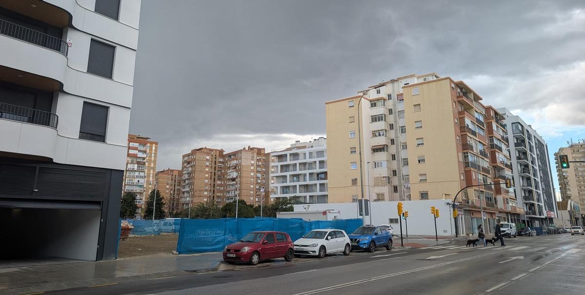 La parcela de la avenida de Los Guindos de Málaga en la que Vía Ágora construirá una promoción de 65 viviendas.
