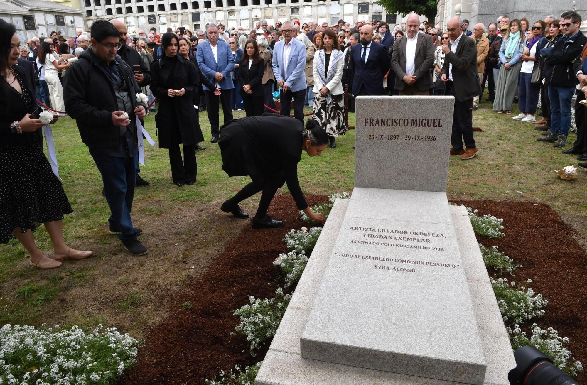Recepción e enterro dos restos do pintor Francisco Miguel
