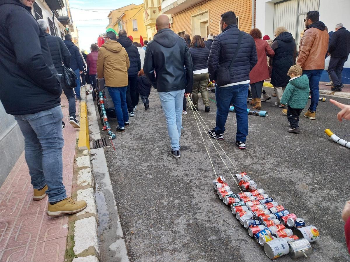 El ruidoso desfile que seguía a la carroza con los Reyes Magos.
