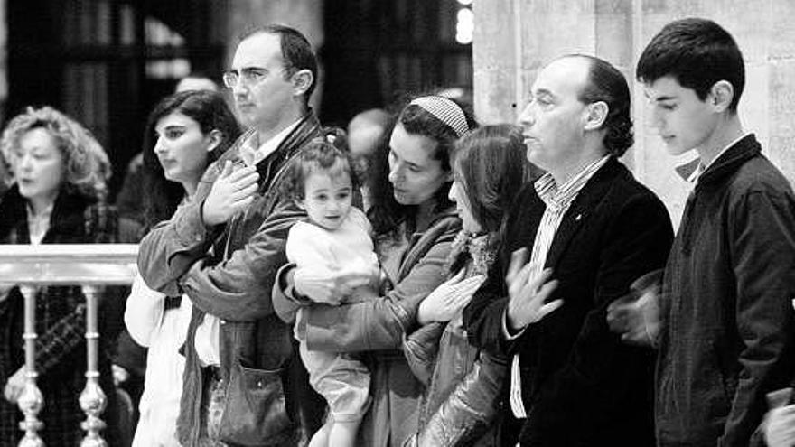 Asistentes a la misa de ayer en la Catedral, en la Jornada por la vida.