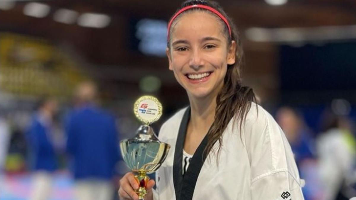 Adriana Cerezo, con un trofeo ganado recientemente.