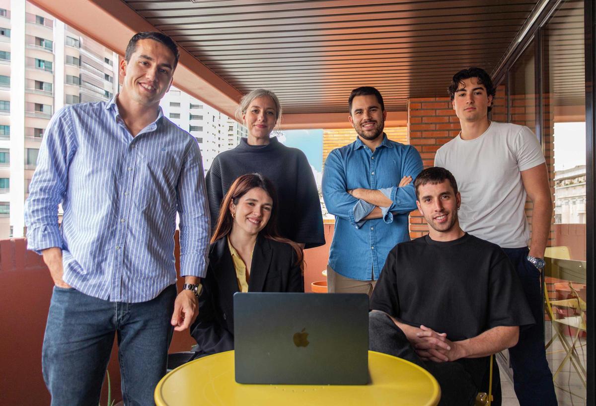 Arca tiene su sede en la aceleradora de startups Espacio RES, en Sevilla. En la imagen, la mayor parte de su equipo. Sentados: Elena Barragán y Sergio Rodrigues. De pie, Adrián Esteban, Marisa Marín Alberdi, Gonzalo Concepción y Arturo Vicioso Ávila.