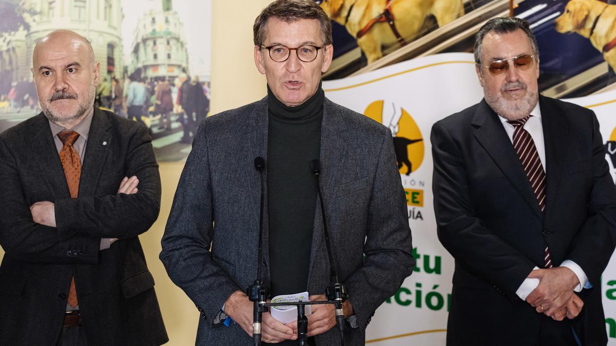 El presidente del Partido Popular, Alberto Núñez Feijóo (c), interviene durante su visita a las instalaciones de la Fundación ONCE del Perro Guía (FOPG), a 1 de diciembre de 2023, en Boadilla del Monte, Madrid (España). Durante la visita a las instalacion