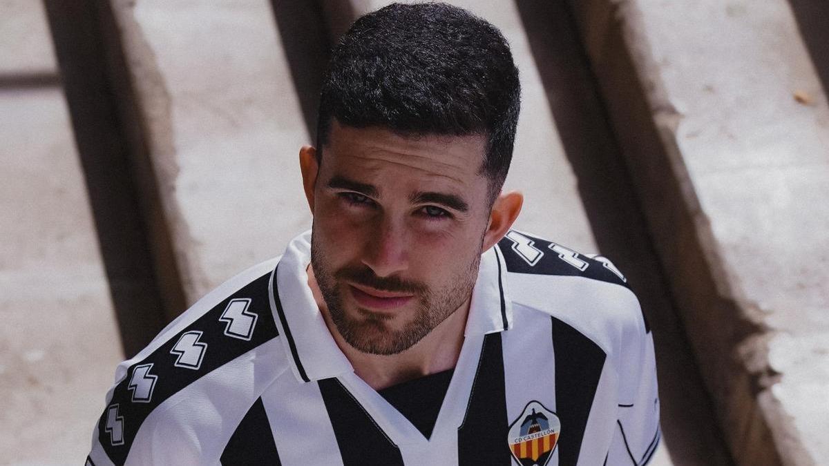Diego Barri, con la camiseta de la Jornada Retro de la 2025/2026.
