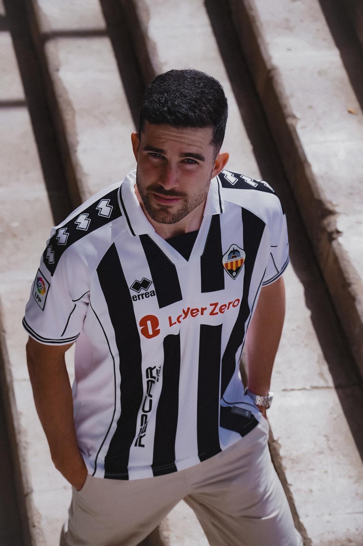 Diego Barri, con la camiseta de la Jornada Retro.