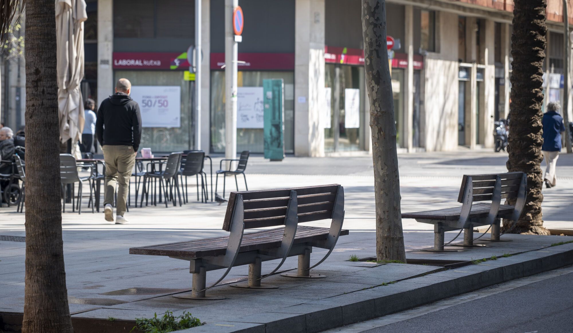 Barcelona diversifica el mobiliario en sus calles: bancos, sillas, tumbonas y mucho más