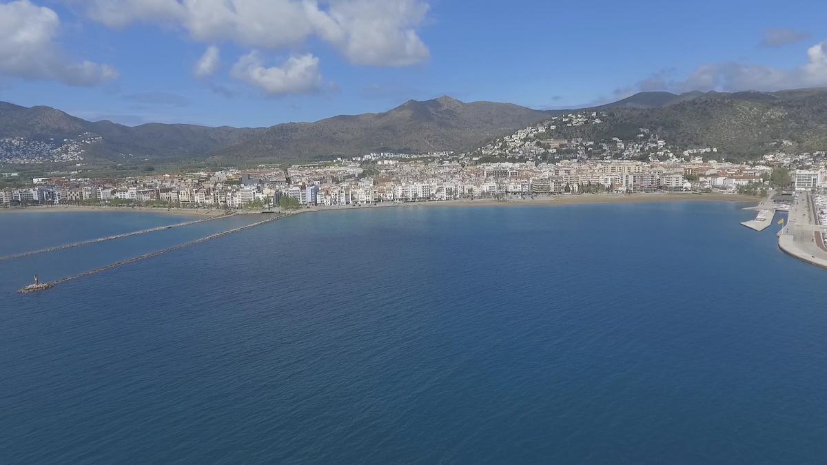 Imatge feta amb dron del Golf de Roses, amb el municipi empordanès al fons.