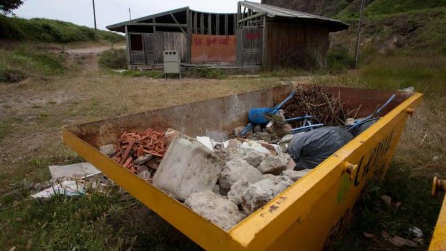 Obras de desmontaje de los aseos públicos de Xagó.