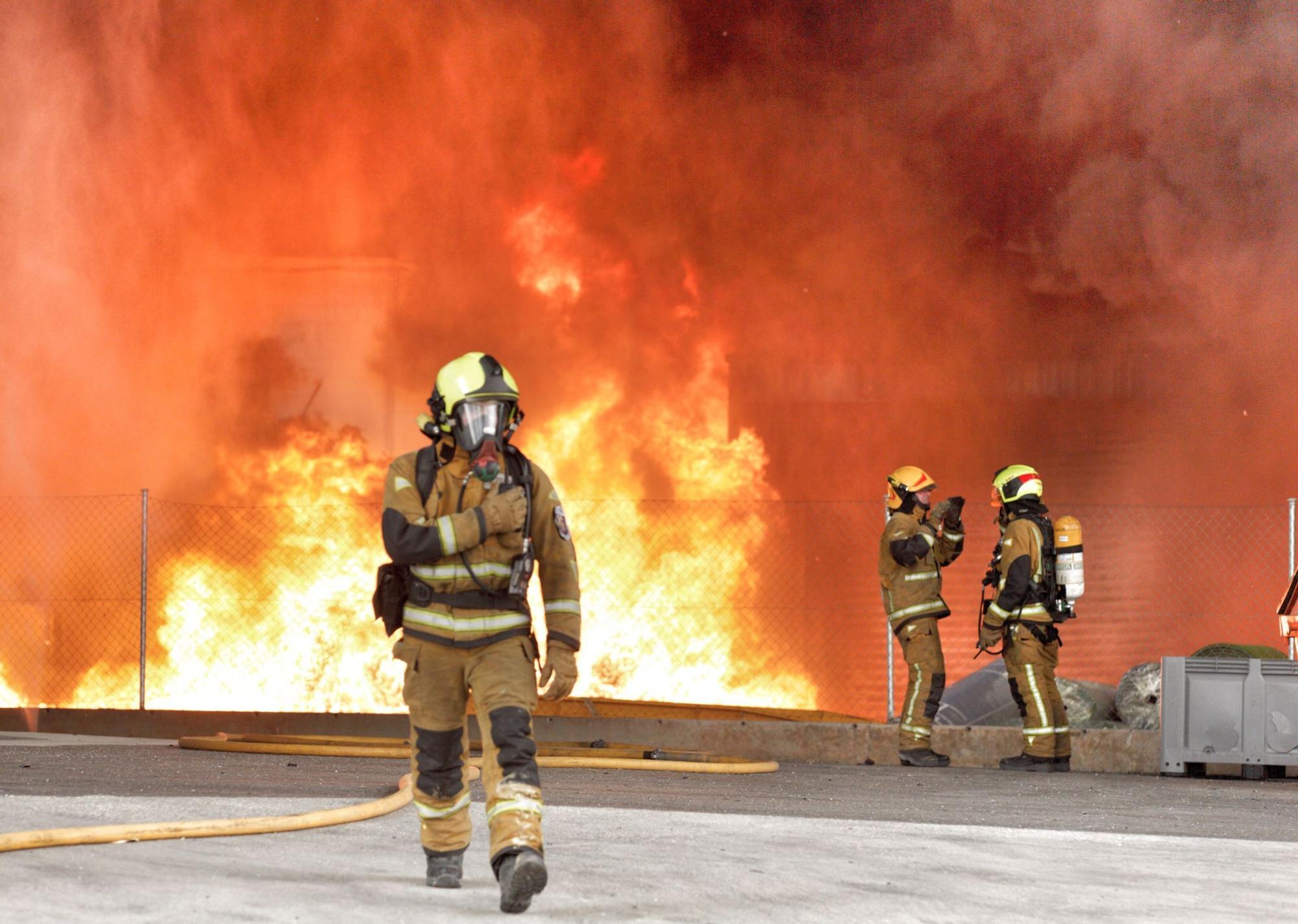 Impactantes imágenes del incendio de la fábrica San Vicente del Raspeig