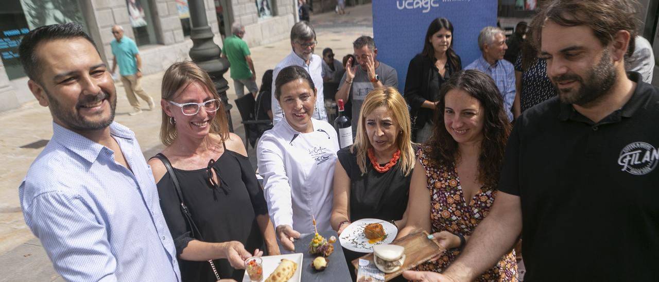 Por la izquierda, los hosteleros Leonardo Sosa, Verónica Trebastoni, Pilar Mena, María Rosa Díez, Sandra Verdayes y David Franqueira, con sus propuestas gastronómicas en miniatura.