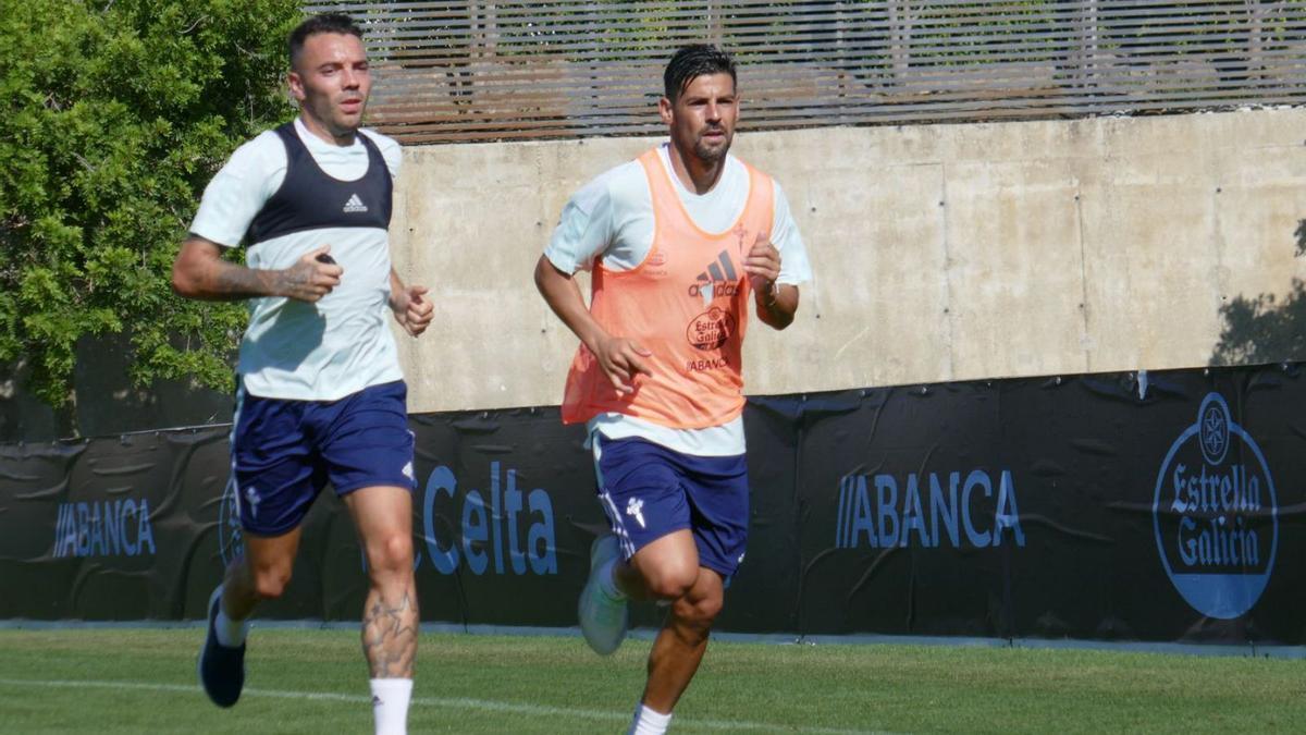 Aspas y Nolito corren durante la pasada pretemporada en Marbella. |  // RCCELTA