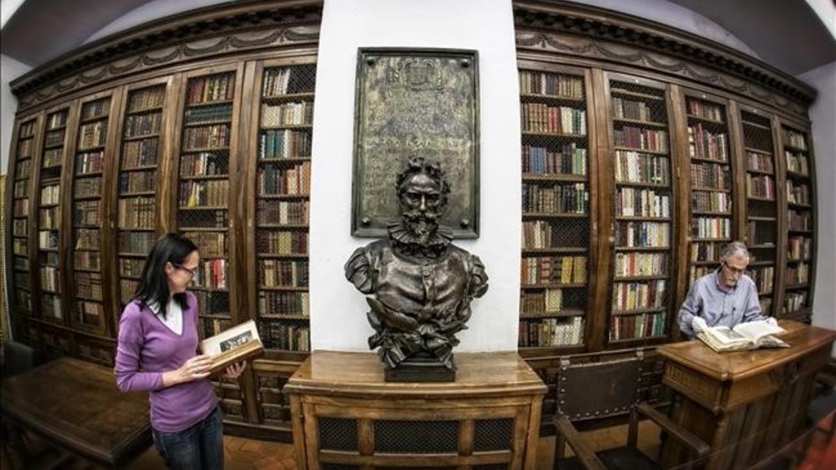 Una parte de la Sala Cervantina con el busto del autor de El Quijote presidiendo.