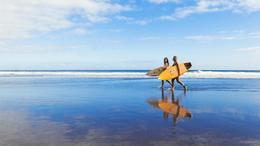 Tenerife, paraíso del surf: descubre las mejores playas para coger olas