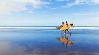 Tenerife, paraíso del surf: descubre las mejores playas para coger olas