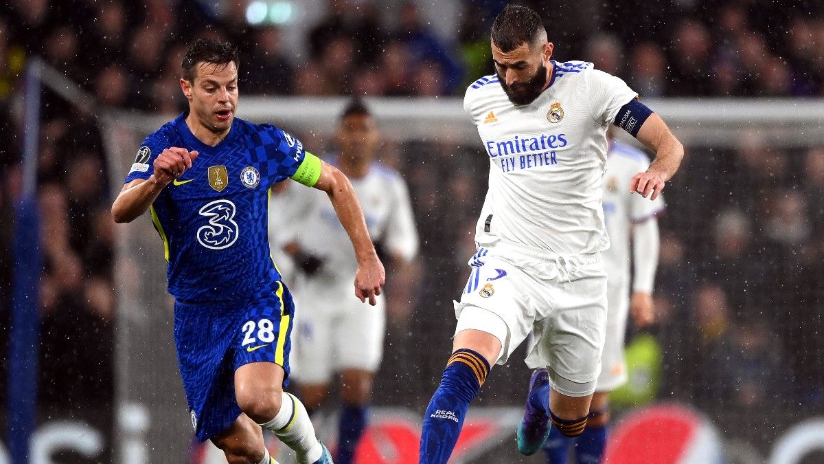 Benzema, encimado por Azpilicueta durante el partido