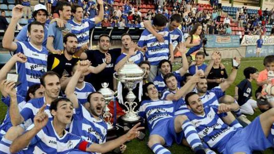 Los jugadores del Taboadela posan con el trofeo que lograron ayer en O Couto. // Fotos: Brais Lorenzo