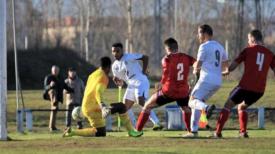 Ocasión de Raly ante el portero del Mirandés B, ayer.