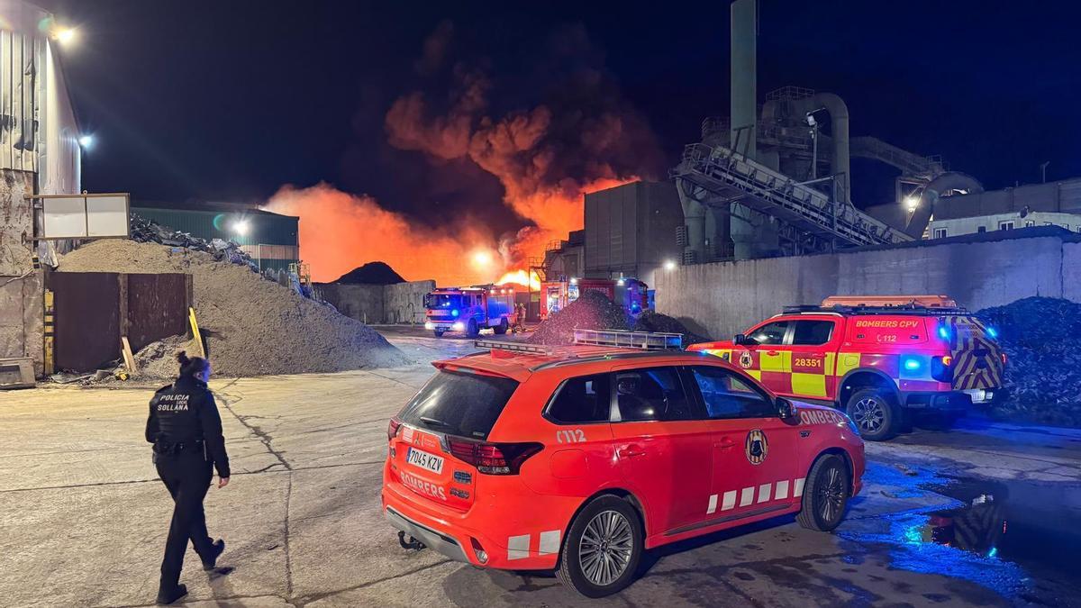 Dispositivo desplegado para extinguir el incendio.
