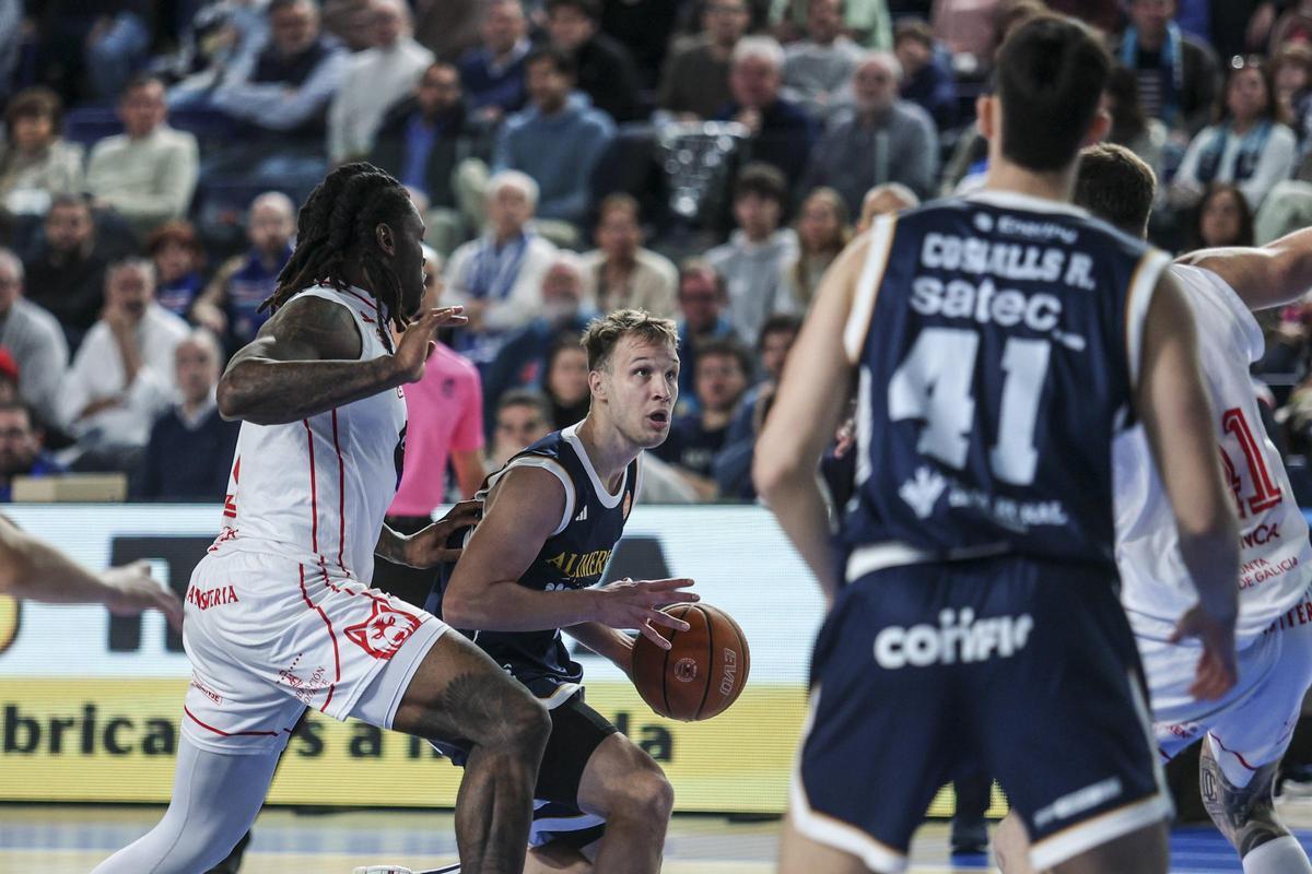 Todas las imágenes del Palacio de los Deportes: mates, charanga y victoria del Alimerka Oviedo Baloncesto ante el Ourense