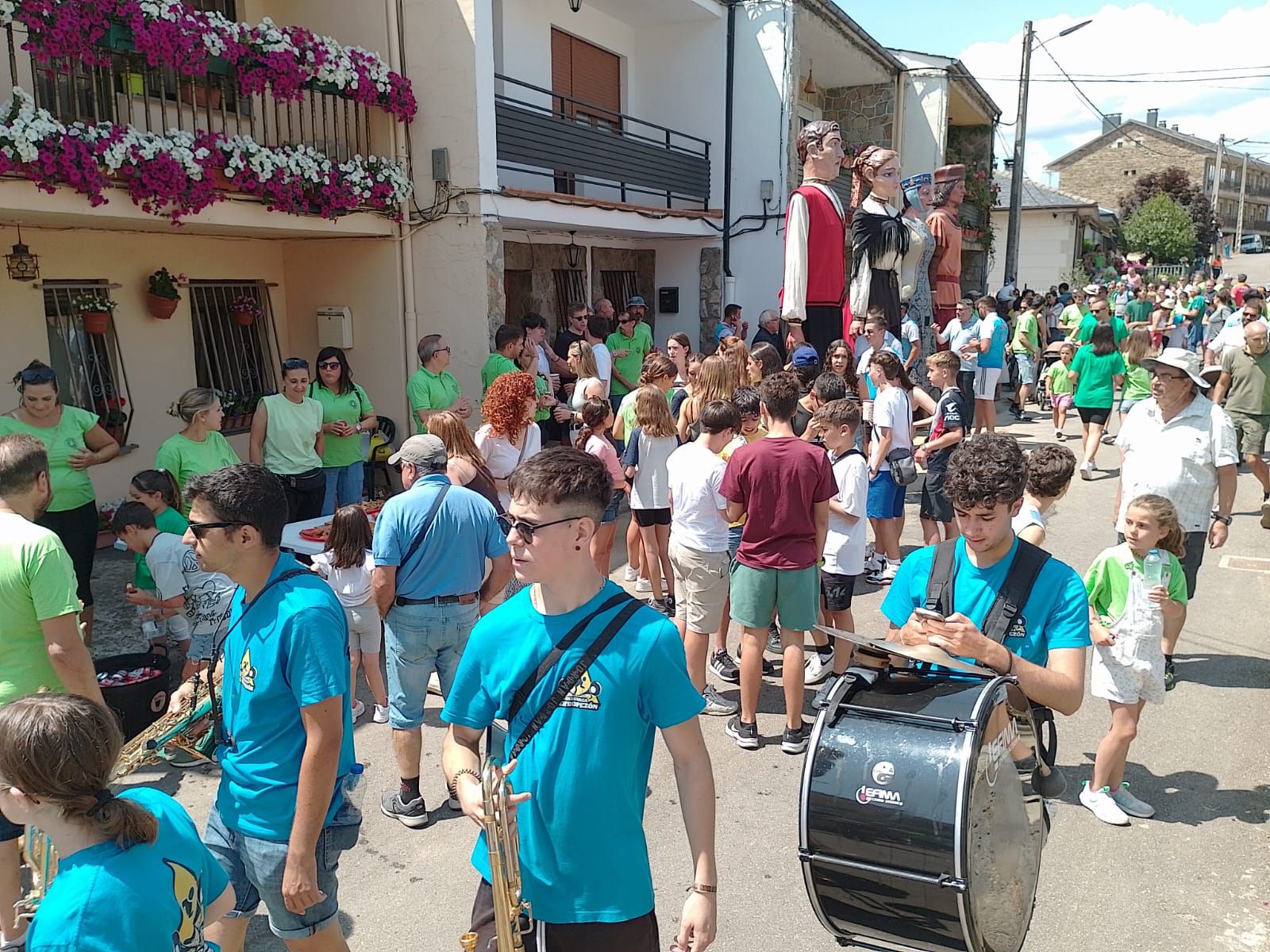 El barrio de Santa Ana, de Puebla de Sanabria, se viste de fiesta